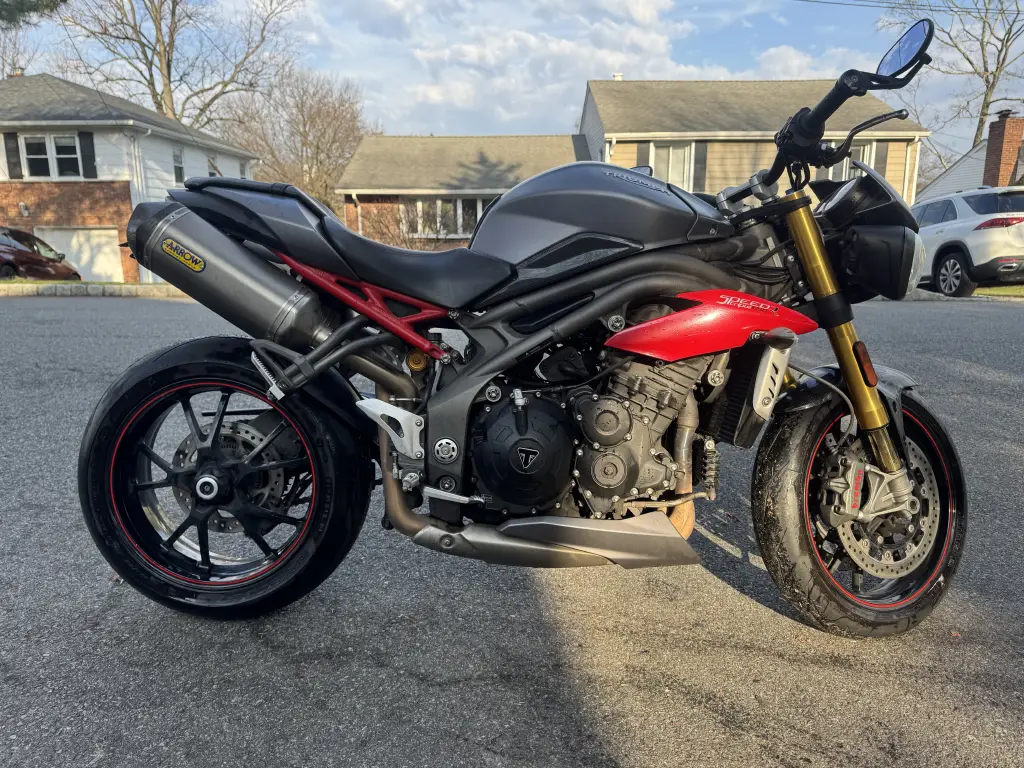 Triumph Speed Triple R 1 Triumph Speed Triple R